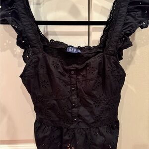 GAP EYELET FLUTTER SKEEVE TOP BLACK size Small